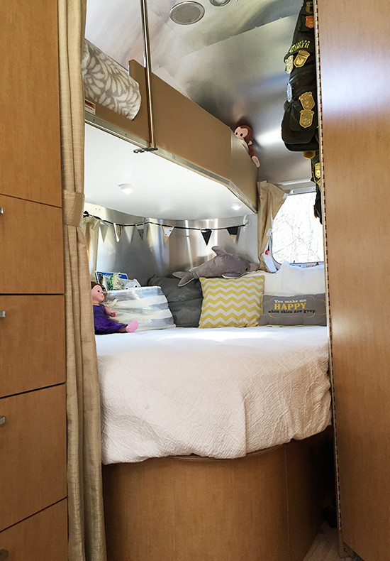 Tour-Airstream-flying-cloud-bunk-model